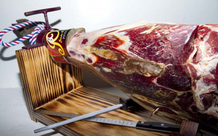 Thịt đùi lợn muối và hun khói Jamon Iberico (Ảnh: foodbeast)