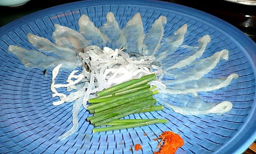 Thịt cá nóc Fugu của Nhật Bản có giá hàng trăm USD một lát mỏng dính. Đây là một trong những loại thịt đắt giá nhất thế giới. (Ảnh: foodbeast)