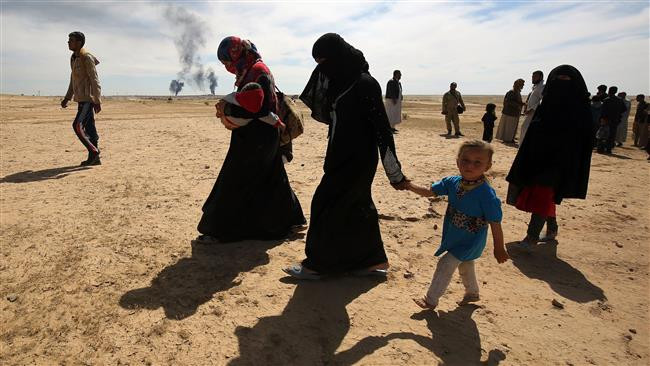 Nhiều người dân Iraq sơ tán khỏi thành phố Hatra và những ngôi làng gần đó ngày 26/4. Ảnh: PressTV.