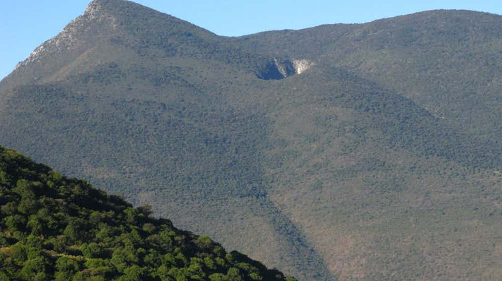 Hố tử thần Sotano Del Barro có độ sâu 450 mét “tọa lạc” trên dãy núi Sierra Gorda ở Mexico. Được biết, hố sâu này đã hình thành từ cách đây 1,5 triệu năm. Ảnh: The Richest.