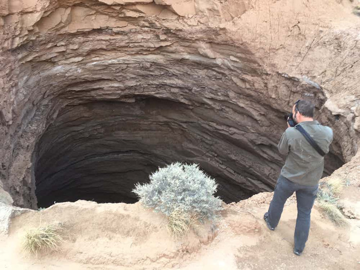 Hố tử thần Gypsum ở bang Utah (Mỹ) rộng 15 mét và sâu 60 mét. Ảnh: The Richest.