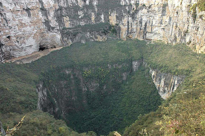 Xiaozhai Tiankeng ở Trung Quốc là hố tử thần sâu nhất thế giới. Xiaozhai Tiankeng rộng 537 mét và sâu 662 mét. Ảnh: The Richest.