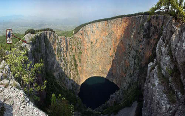 Red Lake là một hố khổng lồ ấn tượng nữa trên thế giới. Red Lake nằm ở Croatia và có độ sâu 530 mét. Ảnh: The Richest.