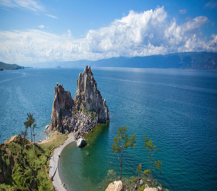 Hồ nước sâu nhất thế giới là Hồ Baikal với độ sâu 1.642 m. Ảnh: Panjury.