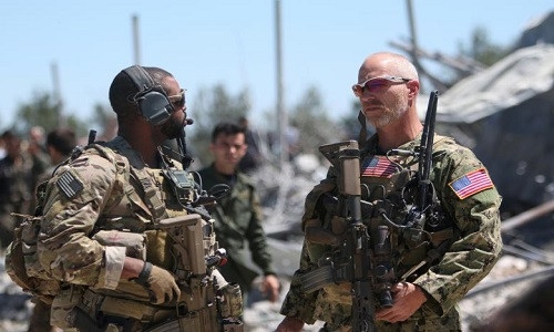 Các binh sĩ Mỹ tạị trụ sở của lực lượng dân quân người Kurd (YPG) ở núi Karachok gần Malikiya, Syria, ngày 25/4/2017.