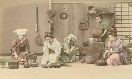 Những người phụ nữ đang chuẩn bị bữa tối trong bếp vào khoảng năm 1880-1890. Ảnh: ATI.