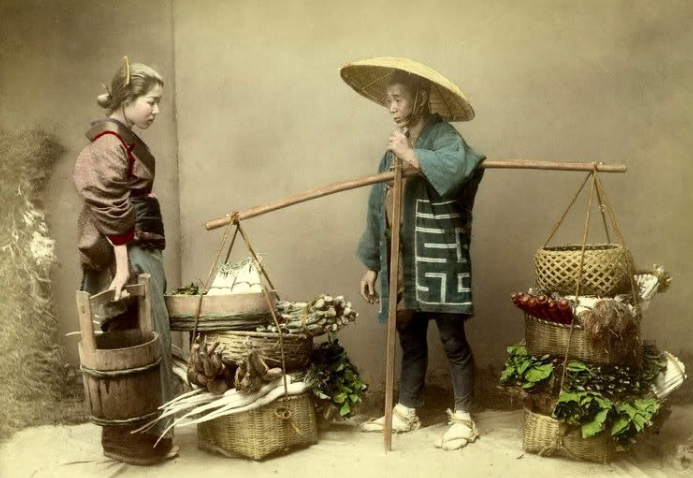 Người bán rau đang mời chào cô gái mua hàng vào khoảng những năm 1880. Ảnh: ATI.