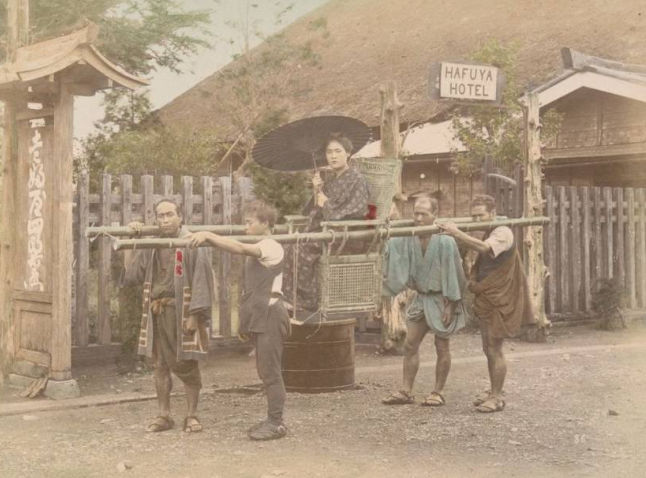 Cô gái ngồi trên cáng được bốn người khiêng vào khoảng năm 1880-1890. Ảnh: ATI.