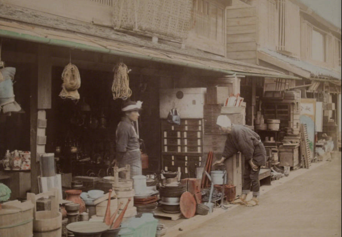 Cảnh người dân mua bán hàng hóa trên đường phố thủ đô Tokyo vào khoảng những năm 1890. Ảnh: ATI.