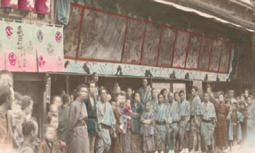 Đám đông tập trung bên ngoài một rạp hát ở Osaka với hy vọng có thể xem buổi biểu diễn bên trong rạp hát này. Ảnh: ATI.