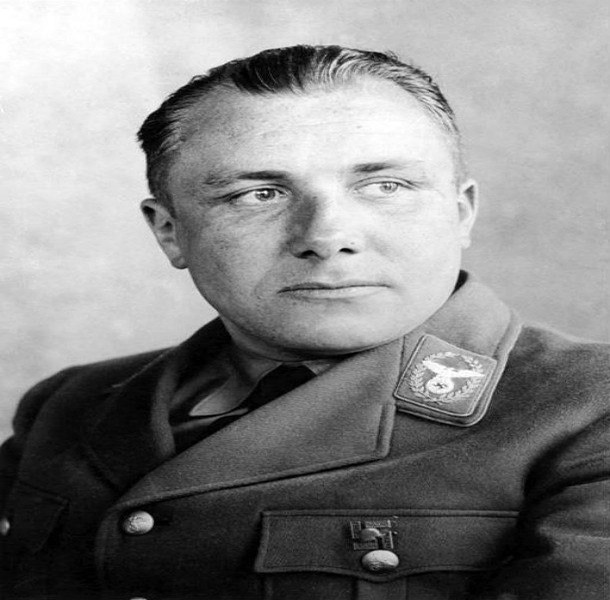 Martin Bormann là một trong những quan chức cấp cao nhất của Đức Quốc xã. Sau Chiến tranh Thế giới thứ hai, người ta không hề nhìn thấy Bormann. Một số người cho rằng, Bormann đã rời khỏi nước Đức để bảo toàn tính mạng. Tuy nhiên, năm 1999, thi thể Bormann được phát hiện trong một nấm mộ vô danh. Ảnh: List25.