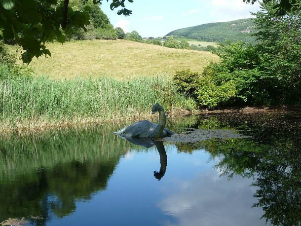Sự tồn tại của "quái vật hồ Loch Ness" từng được coi là một trong những bí ẩn kinh thiên của nhân loại. Tuy nhiên, nhiếp ảnh gia, người đã chụp bức ảnh gốc được cho là “quái vật Loch Ness”, thừa nhận rằng sinh vật này không có thực và đó chỉ là một trò lừa bịp. Ảnh: List25.