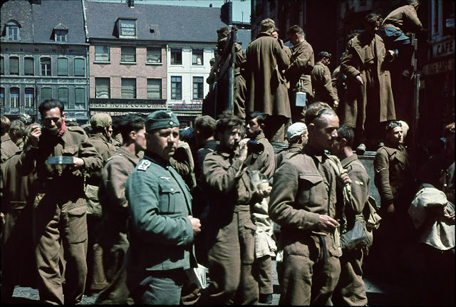 Những người lính Anh bị bắt giữ tại Quảng trường Dunkirk, Pháp, năm 1940 trong thời kỳ Thế chiến II. Ảnh: VT.