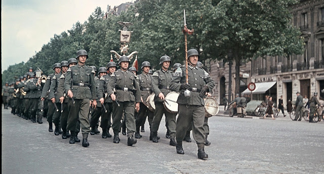 Lính Đức Quốc xã diễu hành qua thủ đô Paris, Pháp, ngày 14/6/1940. Ảnh: VT.