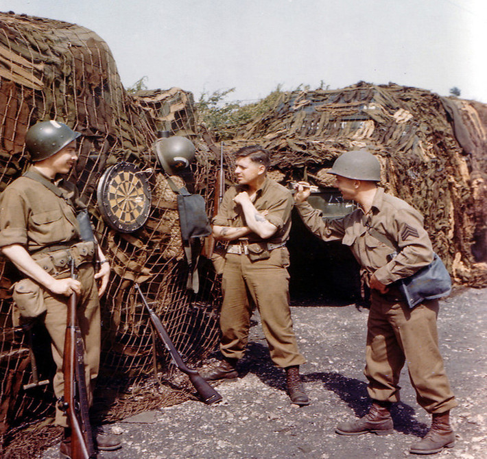 Các binh sĩ Mỹ chơi phi tiêu khi chờ lên tàu hồi tháng 6/1944. Ảnh: VT.