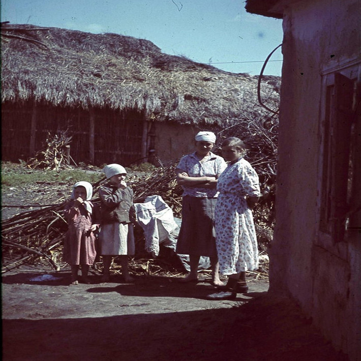 Những người phụ nữ và em nhỏ trong một ngôi làng ở vùng Belgorod, Nga, năm 1943. Ảnh: VT.