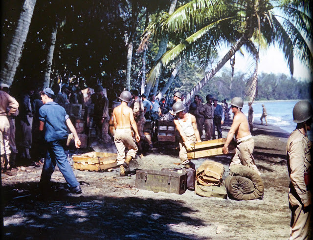 Binh sĩ Mỹ khuân vác đạn dược lên bờ ở Guadalcanal năm 1942. Ảnh: VT.