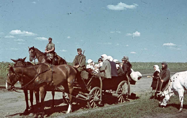 Những người lính Hungary và người dân năm 1942. Ảnh: VT.