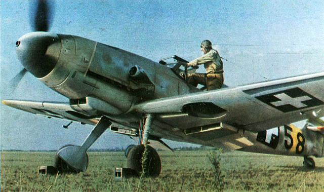 Phi công người Hungary bước vào buồng lái máy bay Messerschmitt Bf 109F-4 năm 1943. Ảnh: VT.