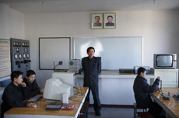 Bức ảnh cố lãnh tụ Kim Il-sung và cố Chủ tịch Kim Jong-il được treo trong một phòng học ở Bình Nhưỡng. Ảnh: TIME.