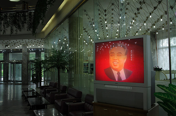 Hình ảnh cố lãnh tụ Kim Il-sung được chiếu trên ti vi ở thủ đô Bình Nhưỡng. Ảnh: TIME.