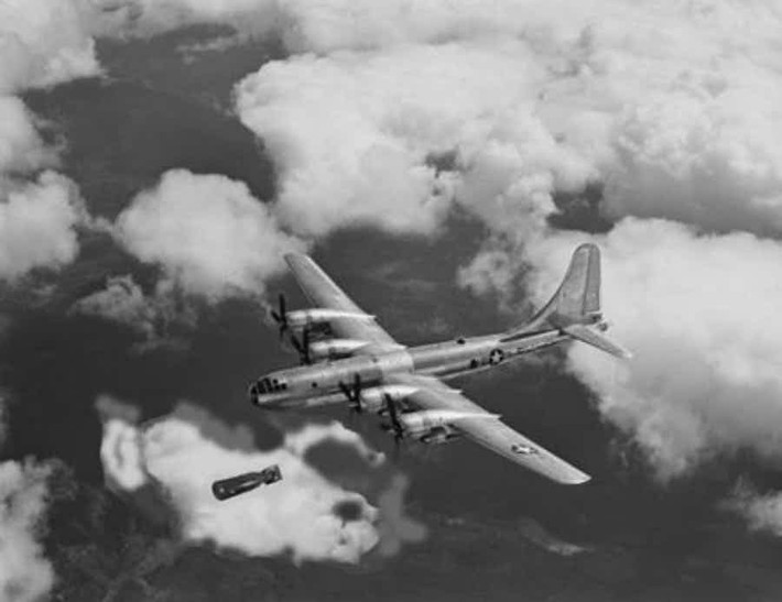 Khoảnh khắc chiếc máy bay Enola Gay thả quả bom nguyên tử “Little Boy” xuống thành phố Hiroshima (Nhật Bản) vào ngày 6/8/1945. Theo ước tính, 140.000 người dân Hiroshima đã chết bởi vụ ném bom cũng như hậu quả mà vụ ném bom này gây ra. Ảnh: The Richest.