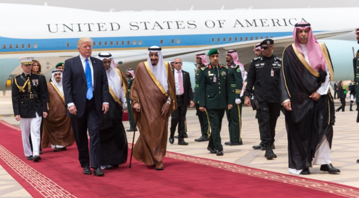 Quốc vương Ả-rập Xê-út Salman bin Abdulaziz Al Saud đã ra tận sân bay để tiếp đón Tổng thống Mỹ Donald Trump. Ảnh: Twitter.