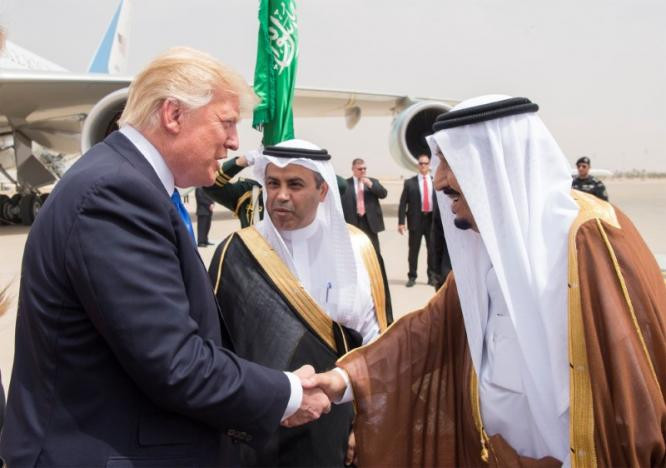 Quốc vương Salman bin Abdulaziz Al Saud bắt tay Tổng thống Mỹ Donald Trump trong buổi lễ tiếp đón tại thủ đô Riyadh ngày 20/5. Ảnh: Reuters.
