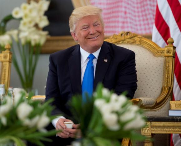 Tổng thống Trump cười tươi trong cuộc trao đổi với Quốc vương Ả-rập Xê-út. Ảnh: Reuters.