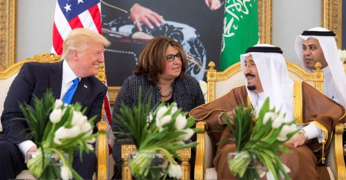 Tổng thống Trump trao đổi với Quốc vương Salman bin Abdulaziz Al Saud sau khi tới Ả-rập Xê-út, điểm dừng chân thứ nhất trong chuyến công du nước ngoài đầu tiên của ông Trump kể từ khi nhậm chức hồi tháng 1/2017. Ảnh: Reuters.