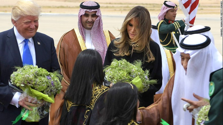 Các em nhỏ tặng hoa cho vợ chồng Tổng thống Mỹ Donald Trump tại sân bay King Khalid. Ảnh: Daily Mail.