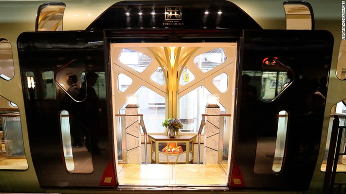 Được biết, nội thất của đoàn tàu Shiki-shima do Ken Okuyama thiết kế. Ảnh: CNN.