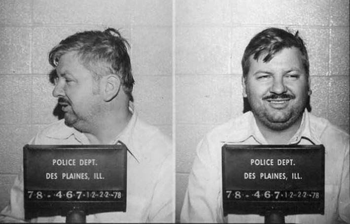 Hình ảnh kẻ sát nhân John Wayne Gacy mỉm cười dù bị kết án tử hình vì những tội ác man rợ của y chắc hẳn khiến không ít người cảm thấy ghê sợ. Ảnh: The Richest.