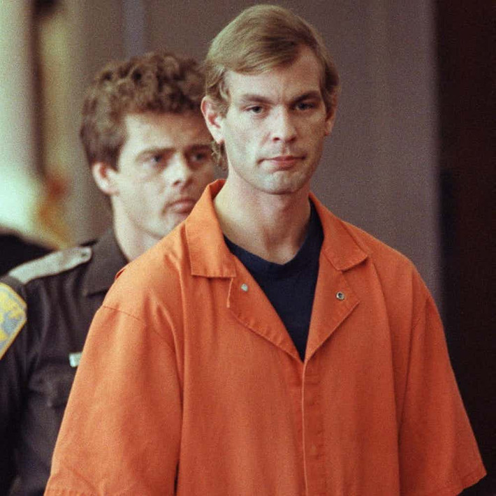 Kẻ sát nhân hàng loạt Jeffrey Dahmer đã tấn công tình dục và giết hại 17 người đàn ông trong khoảng thời gian từ cuối thập niên 1970 đến đầu những năm 1990. Khi bị bắt giữ, Dahmer đã nhận tội và chấp nhận án tù chung thân. Bức ảnh chụp Dahmer tỏ ra rất bình thản tại phiên tòa xét xử dù y đã phạm phải những tội ác man rợ. Tuy nhiên, sau hai năm ngồi tù, Dahmer đã bị Christopher Scarver, một tù nhân cùng phòng, giết chết. Ảnh: The Richest.
