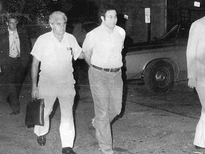 David Berkowitz là kẻ sát nhân đáng sợ, đã giết hại 6 người và làm bị thương 8 người khác. Trong ảnh, dù đã bị còng tay những David vẫn cười tươi khi bị áp giải. Ảnh: The Richest.