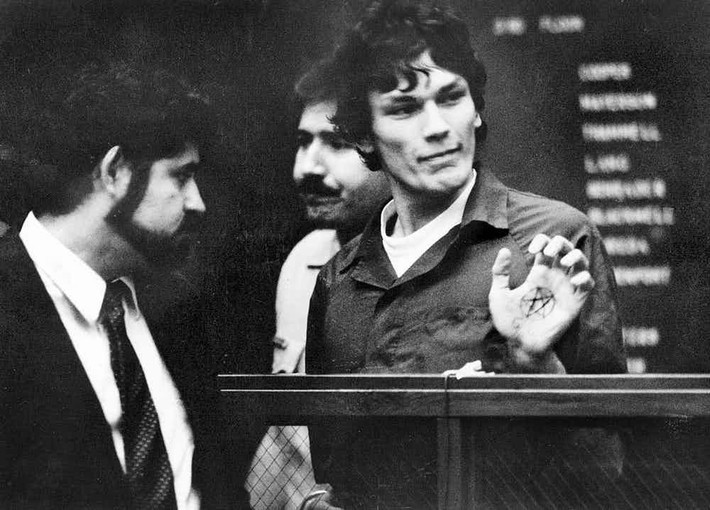 Richard Ramirez bị bắt giữ với cáo buộc cướp bóc, tấn công tình dục và giết hại các cư dân ở Los Angeles và San Francisco (Mỹ) hồi giữa những năm 1980. Trong ảnh, Ramirez thản nhiên mỉm cười trước ống kính sau khi đã bị bắt. Ảnh: The Richest.