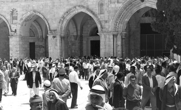 Đông đảo người dân tập trung tại quảng trường gần Thánh đường Hồi giáo al-Aqsa, địa điểm linh thiêng thứ ba của người Hồi giáo, trong buổi cầu nguyện ngày Thứ Sáu năm 1967.