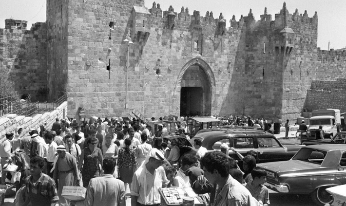 Rất đông người tập trung trước Cổng Damascus dẫn vào bên trong thành phố cổ Jerusalem năm 1967.