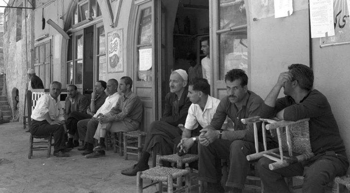 Đối với người dân Israel, toàn bộ Jerusalem, bao gồm thành phố cổ Jerusalem và vùng ngoại ô phía đông, là thủ đô “vĩnh viễn và không thể chia cắt” của họ. Ảnh: Những người đàn ông ngồi bên quán cà phê vỉa hè ở Thành phố cổ Jerusalem năm 1967.