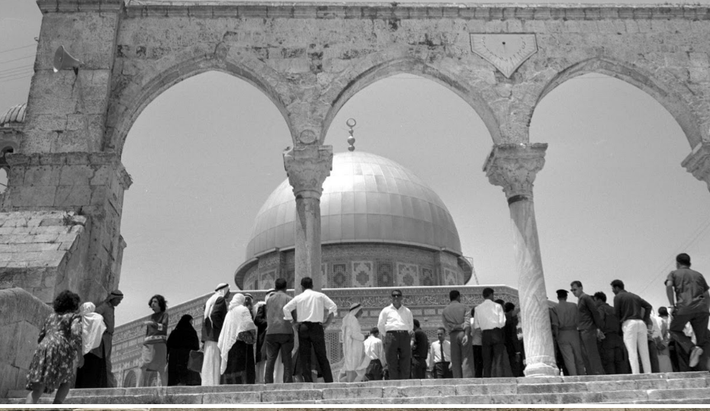 Những người dân Palestine đứng trước Nhà thờ Hồi giáo Dome of the Rock ở thành phố cổ Jerusalem năm 1967.