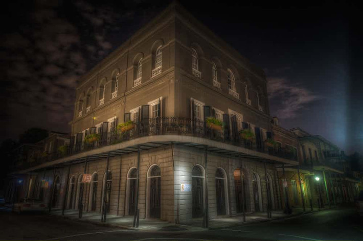 Tòa nhà LaLaurie Mansion, từng thuộc sở hữu của Madame LaLaurie, là một trong những địa điểm rùng rợn nhất ở New Orleans (Mỹ). Ngày 10/4/1834, một vụ hỏa hoạn đã xảy ra tại ngôi nhà này. Sau đó, cảnh sát đã phát hiện thi thể những người nô lệ bị xích và ngược đãi trong tòa nhà. Ảnh: The Richest.