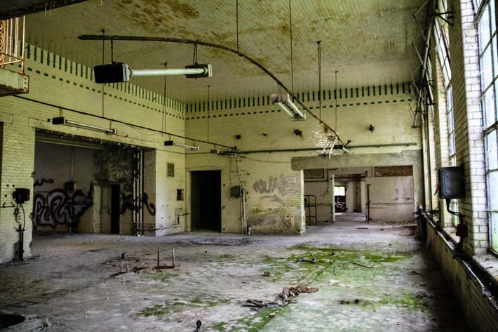 Bệnh viện Beelitz-Heilstätten ở Đức từng là nơi điều trị cho trùm phát xít Adolf Hitler. Bệnh viện bị bỏ hoang này từng diễn ra nhiều vụ giết người đáng sợ. Vào năm 2008, một người mẫu 20 tuổi có tên Anja đã bị đánh đập đến chết. Trước đó, trong khoảng thời gian 1989 đến 1991, một kẻ giết người hàng loạt đã sát hại 5 phụ nữ và 1 trẻ sơ sinh. Ảnh: The Richest.
