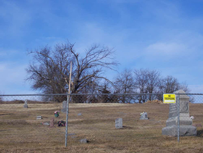 Nghĩa trang Stull ở Kansas (Mỹ) lưu truyền nhiều câu chuyện đáng sợ. Một số người kể rằng, họ nhìn thấy ánh sáng bí ẩn vào ban đêm ở khu nghĩa trang này nhưng đến nay vẫn chưa thể lý giải. Ảnh: The Richest.