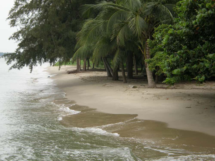 Bãi biển Changi ở Singapore. Được biết, trong thời kỳ Chiến tranh Thế giới thứ hai, bãi biển này là nơi diễn ra nhiều vụ hành quyết. Chính vì vậy, sau này xuất hiện những lời đồn về ma quỷ ở bãi biển Changi. Ảnh: The Richest.