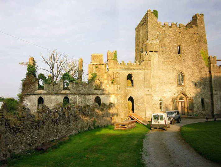 Lâu đài Leap ở Coolderry, County Offlay, Ireland, có thể được xây dựng vào khoảng thế kỷ 13. Lâu đài này qua tay sở hữu của nhiều gia đình, trong đó có gia tộc O’Bannon hay O’Carroll. Theo The Richest, các gia đình từng sống trong lâu đài này đều trải qua những sự việc kỳ lạ, khó lý giải và người ta cho rằng tòa lâu đài bị ma ám. Ảnh: The Richest.