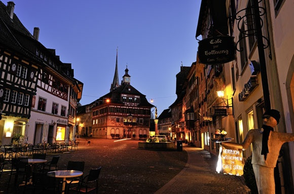Stein Am Rhein (Thụy Sĩ): Stein Am Rhein là ngôi làng cổ thời trung cổ được bảo tồn tốt nhất Thụy Sĩ. nằm ở phía tây Hồ Constance (Bodensee), thuộc vùng Đông Bắc Thụy Sĩ. Ngôi làng Stein Am Rhein nổi bật với nét kiến trúc thời Trung cổ, các tòa nhà nổi được giữ một nửa bằng gỗ và những bức bích họa đầy màu sắc sơn trên mặt tiền. Hội trường thành phố, bảo tàng tu viện St. Georgen, lâu đài Hohenklingen, thác nước Rhine,… là những điểm đến du khách có thể tận hưởng vẻ đẹp yên bình ở ngôi làng đáng yêu này.