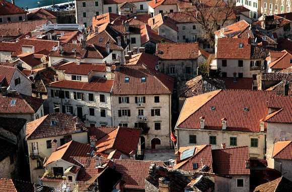 Kotor (Montenegro): Kotor là một thành phố ven biển ở Montenegro. Đây là một trong những đô thị thời Trung cổ được bảo tồn tốt nhất trên thế giới và được UNESCO công nhận là Di sản Thế giới. Pháo đài St John, phố cổ Stari Grad, quảng trường Od RSUs, nhà thờ Santa Maria,… là những điểm đến nổi tiếng ai cũng muốn đặt chân đến một lần để ngắm nhìn.