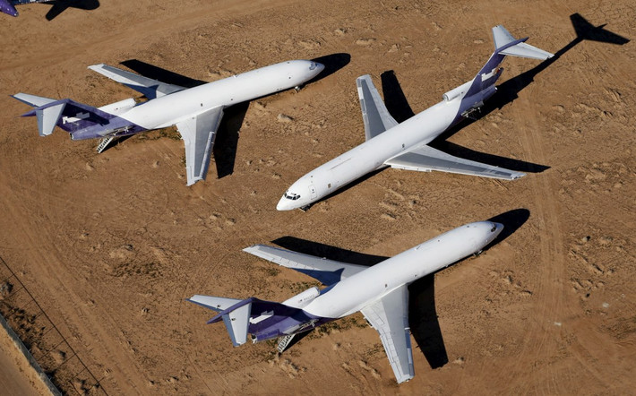 Một số máy bay nhỏ hơn như máy bay vận tải Boeing 727 của FedEx trong “nghĩa địa”. Ảnh: BI.