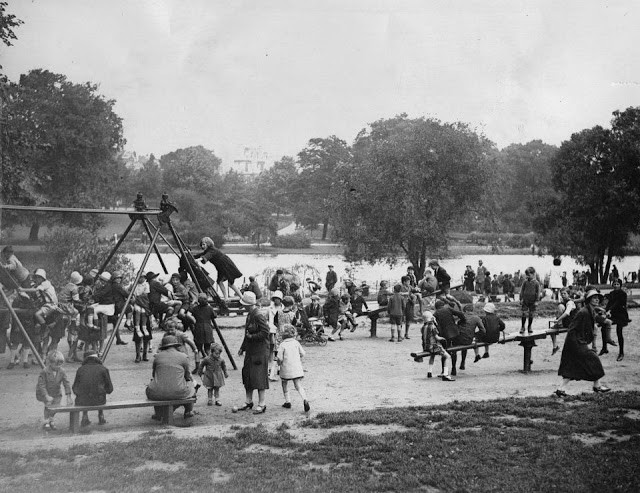Các em học sinh chơi đùa ở công viên Hyde năm 1935. Ảnh: VT.