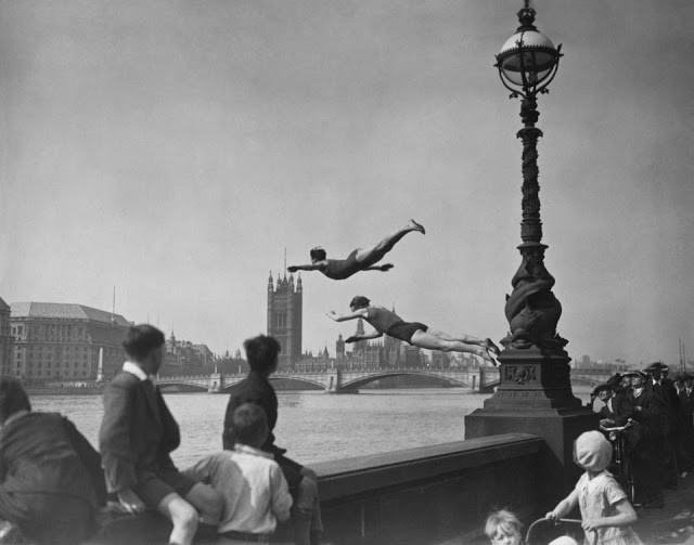 Hai thợ lặn nhảy xuống sông Thames ở London, gần cầu Westminster, hồi những năm 1930. Ảnh: VT.